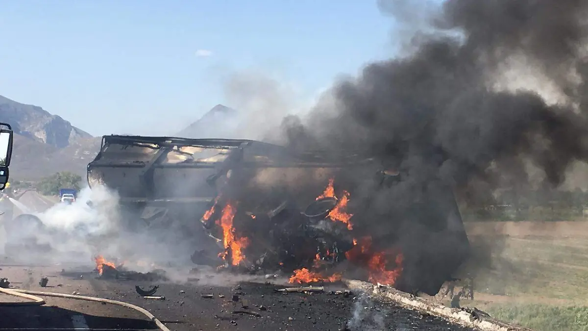 33 Se incendia tráiler cargado con zinc en los Puentes Cuates2